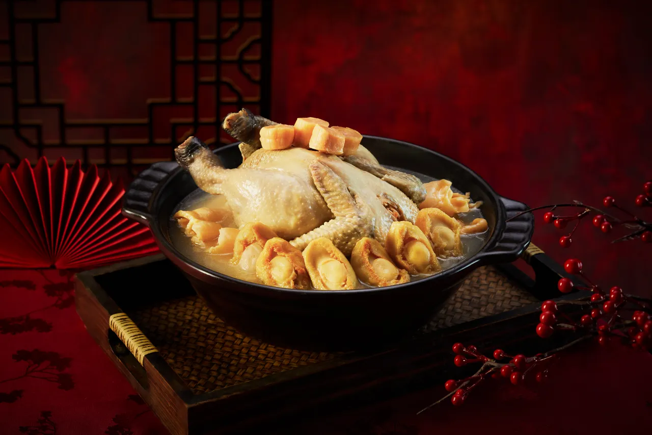 高雄圆山大饭店新任主厨刘政良重新诠释工序繁复的「瑶柱花胶炖鲍鱼鸡汤」，每份售价5088元，啜饮一口汤，代表把四方福气、财气与家人情感凝聚在一起。圆山大饭店提供