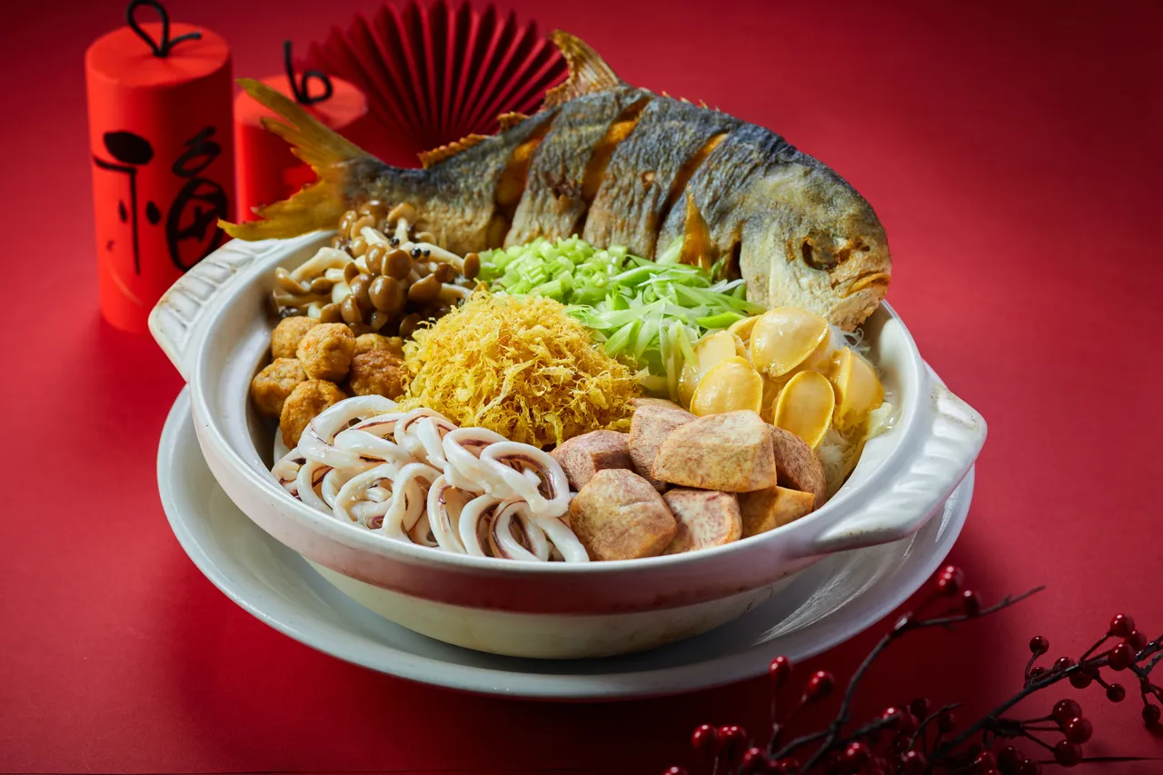 圆苑餐厅主厨戴立承献上40年煲汤工夫而成的「金鲳米粉霸王锅」，整尾金鲳搭配各款上选海鲜食材增添汤头风味，让米粉吸满丰厚汤汁，完美展现年节佳肴的豪华与丰盛。圆山大饭店提供