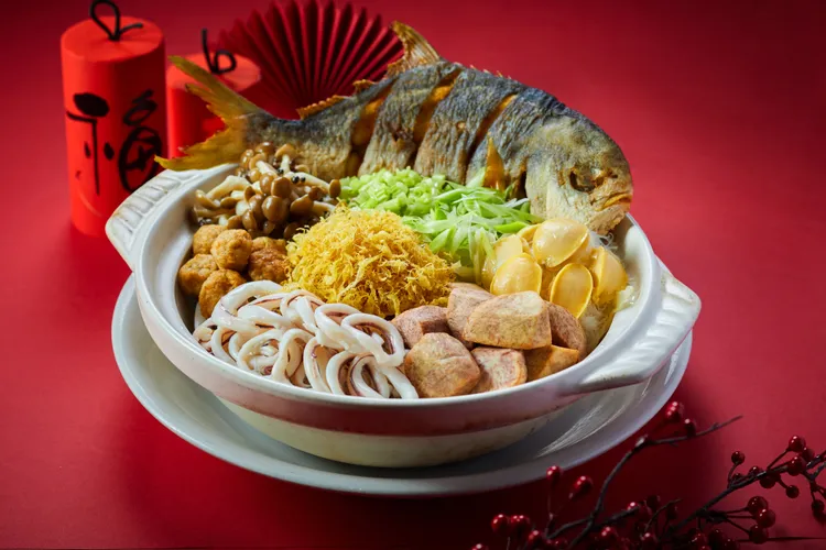 圓苑餐廳主廚戴立承獻上40年煲湯工夫而成的「金鯧米粉霸王鍋」，整尾金鯧搭配各款上選海鮮食材增添湯頭風味，讓米粉吸滿豐厚湯汁，完美展現年節佳餚的豪華與豐盛。圓山大飯店提供