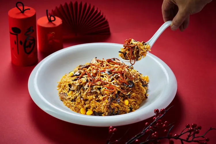 專為素食者設計的羅漢珍珠糯米飯則以牛肝菌、蟲草等多款養生蔬材入菜，香氣溫潤，米粒蒸煮後Q彈飽滿，呈現一道寓意圓滿吉祥的賀歲佳餚。圓山大飯店提供