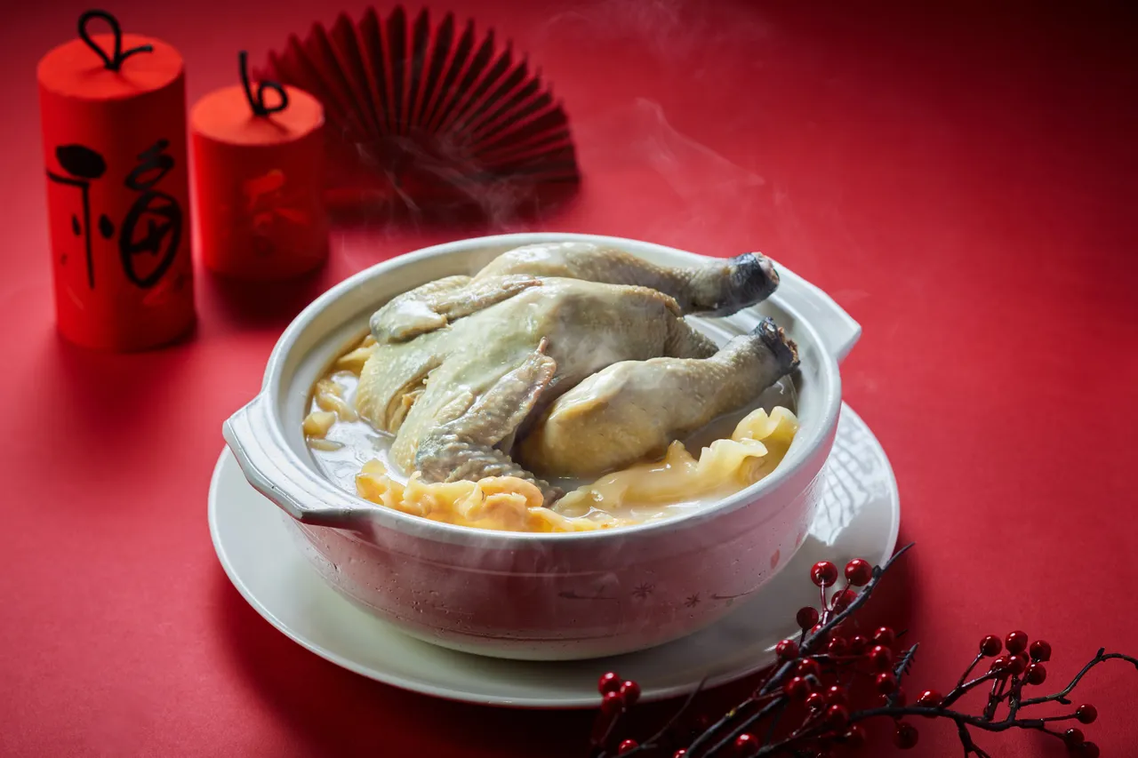 年菜套组汤品首推富贵兴旺的「黄金一品花胶鸡汤」，放入整只土鸡、厚身花胶与新鲜松茸慢火细熬至柔嫩入味，加上烹煮超过8小时老母鸡汤底，是年节必备的珍品汤肴。圆山大饭店提供