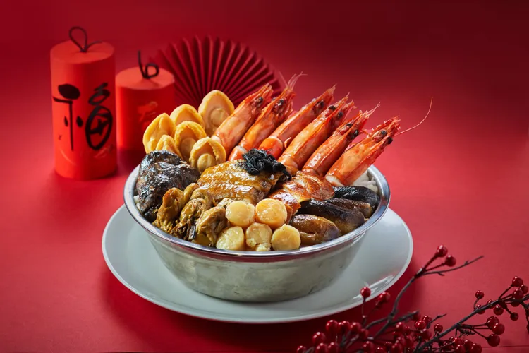 金龍餐廳主廚許耀光精心推出香港農曆年不可或缺的「滿漢盆菜」，一鍋匯聚山珍海味，祝福闔家團圓、福氣滿載，每份售價8888元(6人份)。圓山大飯店提供