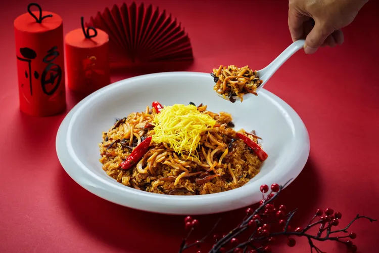 宴會廳主廚李湘華匠心製作象徵團圓安康「九環醬珍珠糯米飯」，相傳是慈禧太后最愛的宮廷秘醬，口感細膩，令人回味難忘，每份售價1288元。圓山大飯店提供