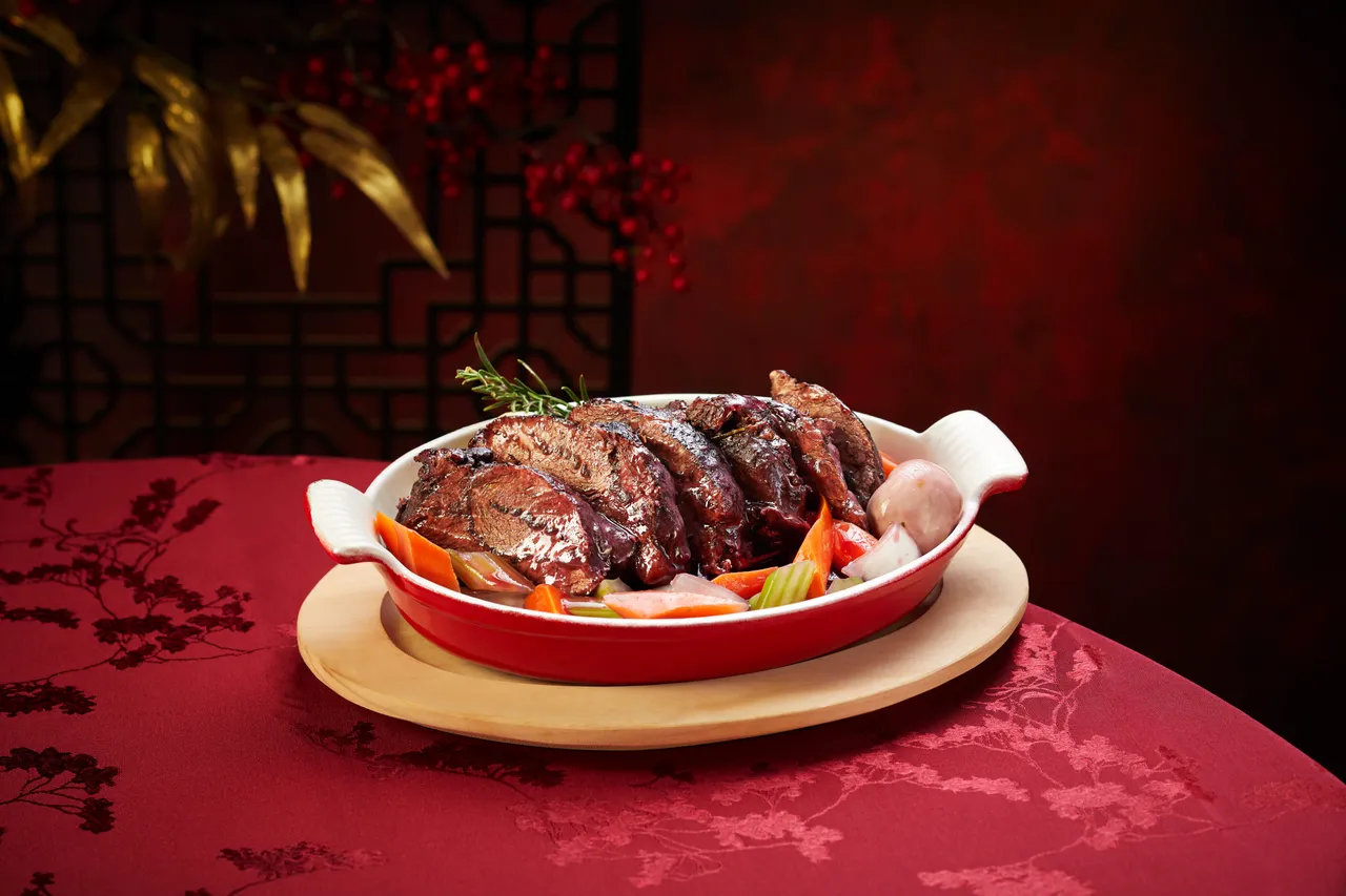 圆山牛排馆主厨廖健皓今年首度推出应景年菜「红酒炖和牛」，完美呈现食材最纯粹而典雅的西式年味，祝愿开春迎新，厚福绵延，每份售价3588元。圆山大饭店提供