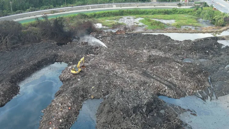 台南後壁烏樹林暫置場大夥悶燒近2周，昨天深夜總算「完全撲滅」，今早開始後續整理、清運動作。南市消防局提供