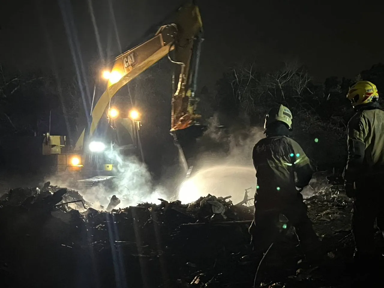 南市消防局、環保局經歷多日處理，3日深夜11時許總算將火勢完全撲滅，殘火處理完畢。南市府提供