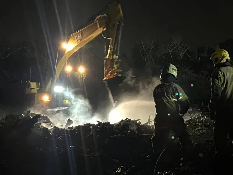 南市消防局、環保局經歷多日處理，3日深夜11時許總算將火勢完全撲滅，殘火處理完畢。南市府提供