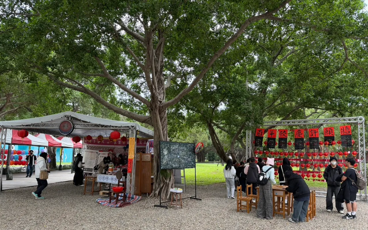 天主教的辅仁大学校园中，出现道教的神龛，引起网友讨论。读者提供