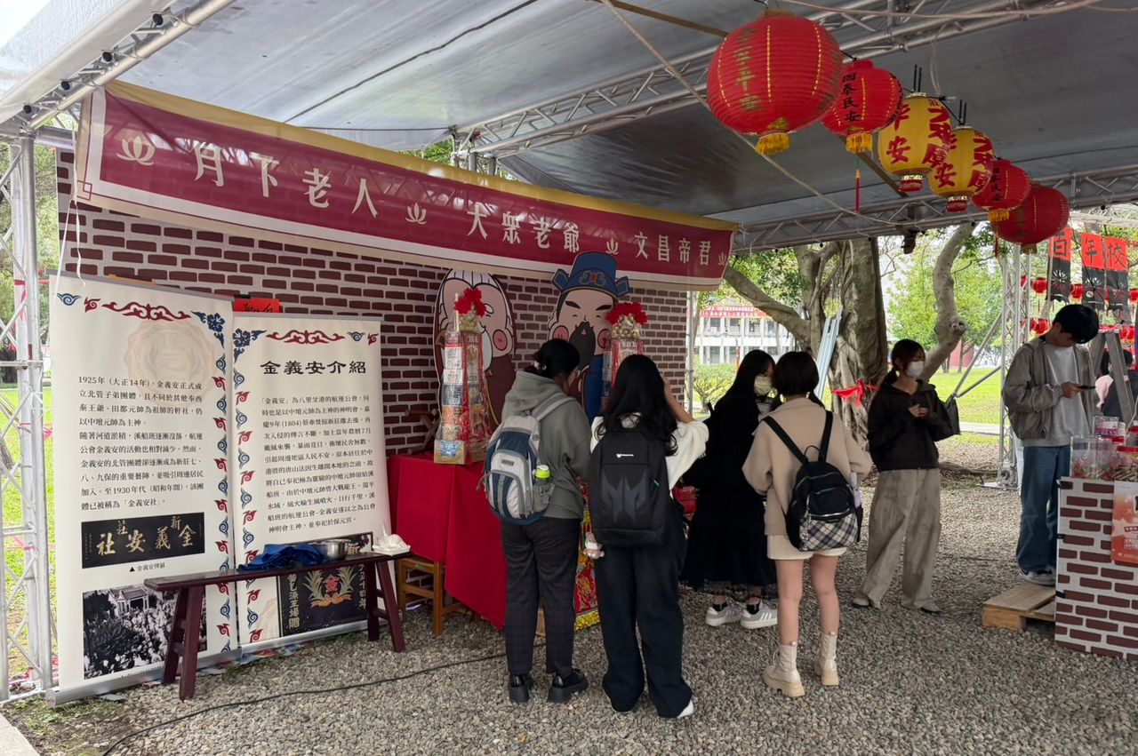 超狂！天主教大學學生請「神龕」入校　擲筊膜拜救學分