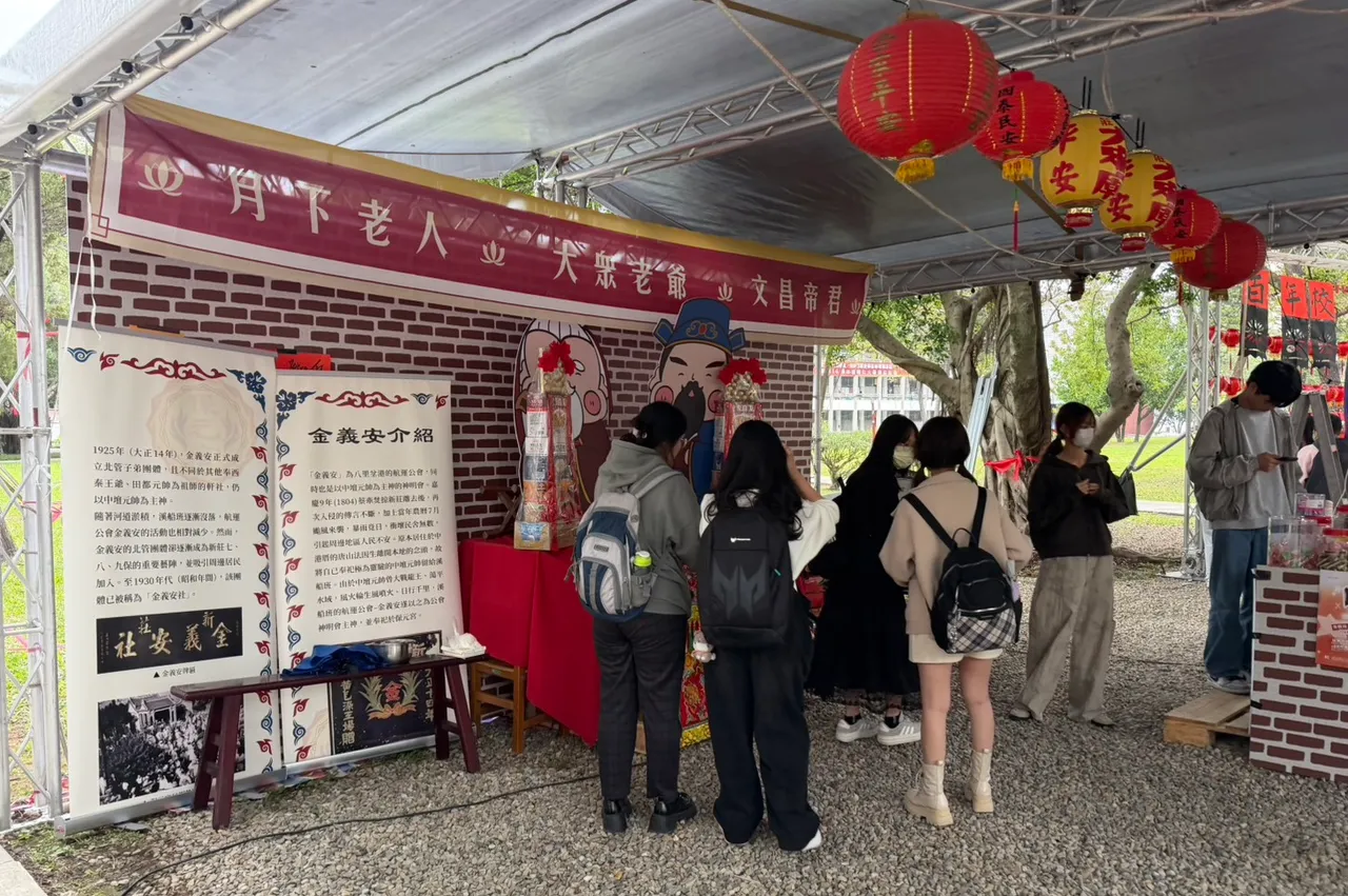 辅大校园出现道教神龛。读者提供