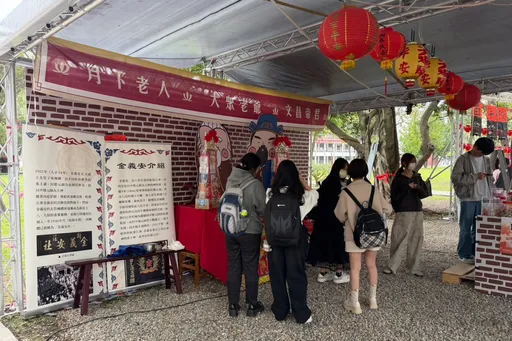 超狂！天主教大学学生请「神龛」入校　掷筊膜拜救学分