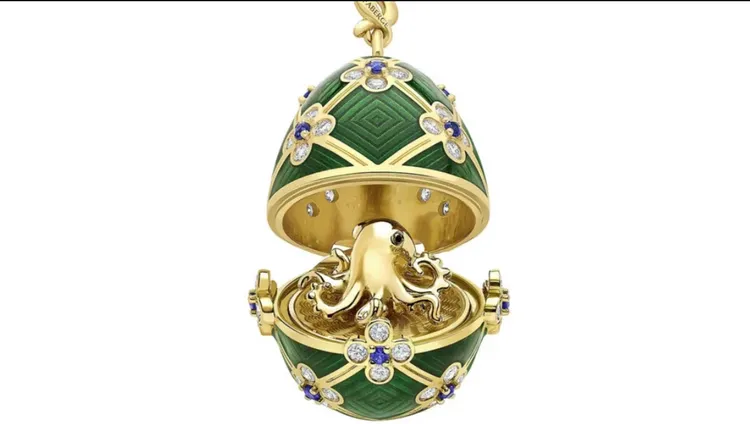 纽西兰窃贼把价值不菲的金属彩蛋项链坠子吞进肚子。翻摄英国广播公司