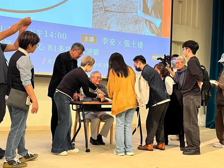 李安簽書會之餘，也耐心聽讀者的反饋。莊宗達攝