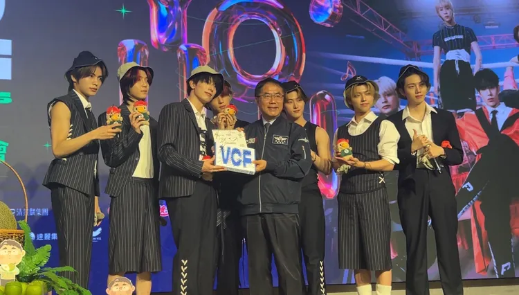 ALL(H)OURS喜收菜奇鴨，回送黃偉哲專輯。陳薇安攝