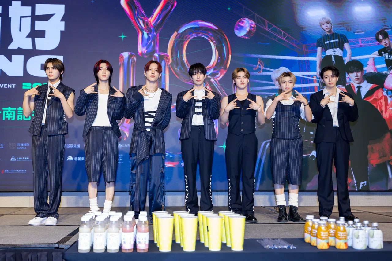 ALL(H)OURS由日本成员Masami （左起）、Minje、 Xayden、队长Kunho、Youmin、老么ON:N、Hyunbin组成。 COME ON JKSSP提供