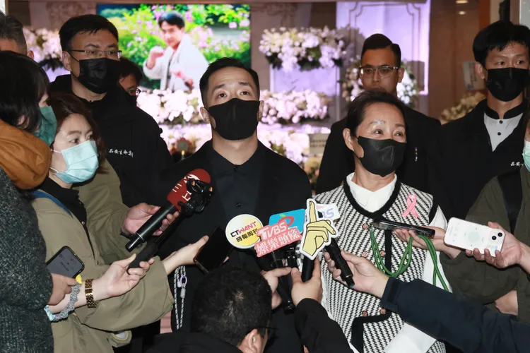 張熙宇（左）和鮑正芳有情有義替張振寰辦後事。彭欣偉攝