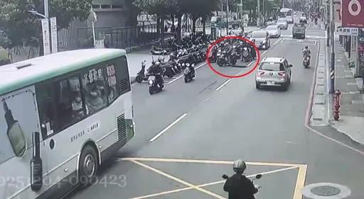 新庄棒球场突现2公尺深天坑　骑士绕道避栽跟斗