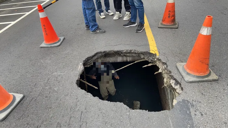 新莊復興路鄰近新莊棒球場一處道路上今天上午出現天坑。警方提供
