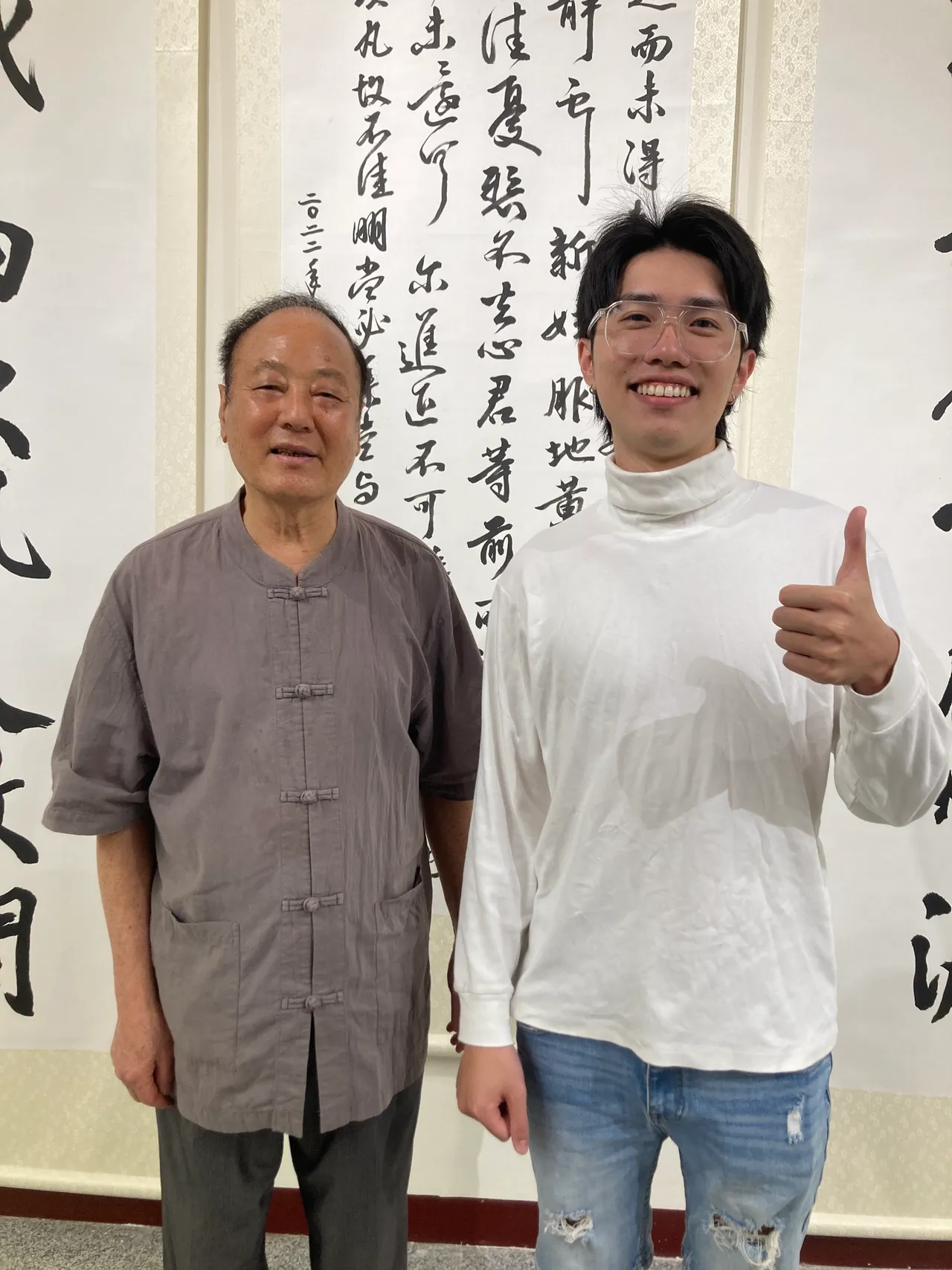 廖耕贤（右）与书法老师。廖耕贤提供