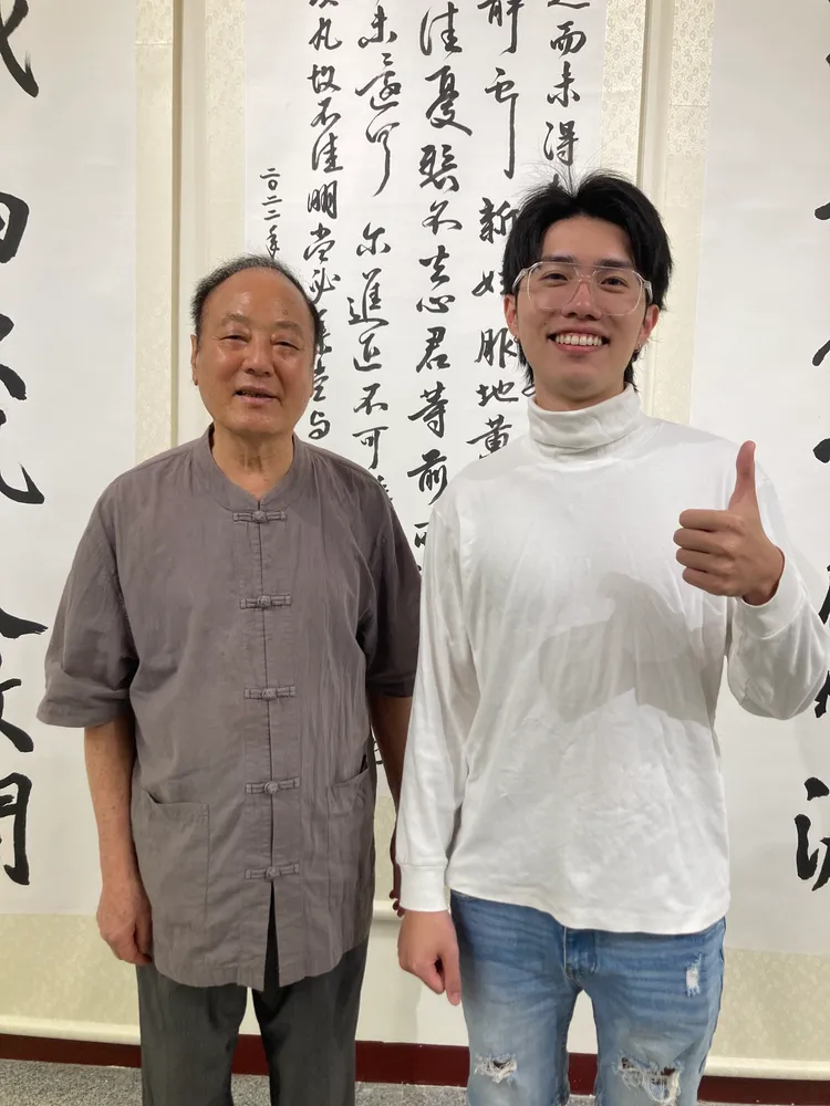 廖耕賢（右）與書法老師。廖耕賢提供