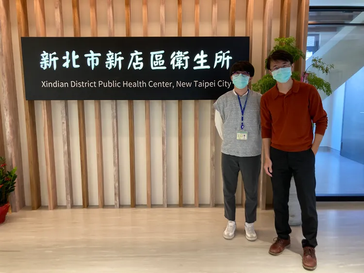 廖耕賢醫師（左）舊照。廖耕賢提供