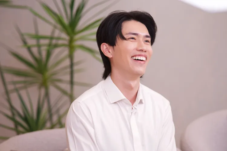 廖耕賢對顧客溫柔、細心，很受「姊姊們」喜愛。彭欣偉攝