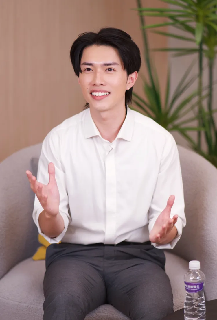 廖耕賢在看診時「視病猶親」。彭欣偉攝