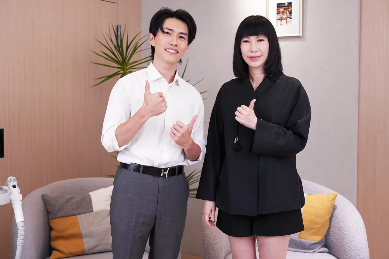 爱尔丽集团总经理刘贞华（右）对廖耕贤给出肯定。彭欣伟摄