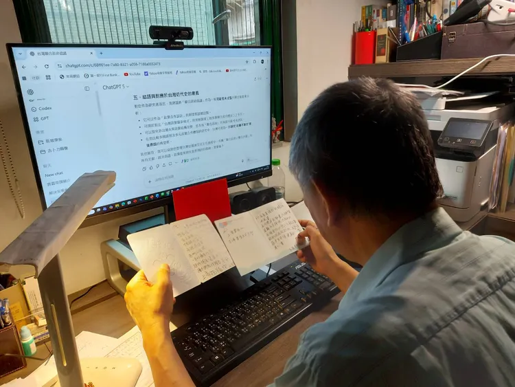 柯文哲現在每天待在家讀書寫作，也開始學習如何運用AI工具。翻攝陳佩琪臉書