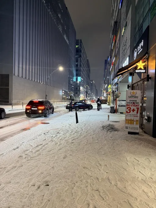 初雪不浪漫！ 首尔今冬首场大雪酿通勤灾难！连环车祸、行人滑倒
