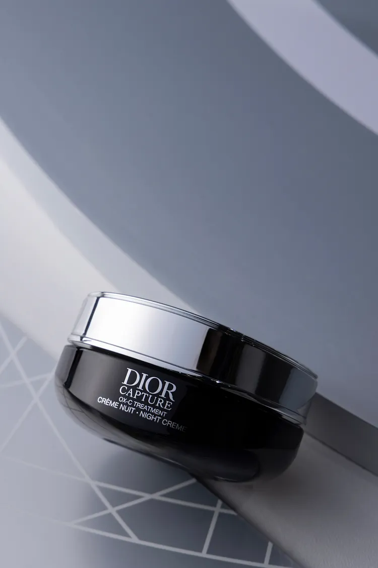 Dior逆時活氧膠原晚霜，50ml／5100元、填裝瓶4300元。品牌提供