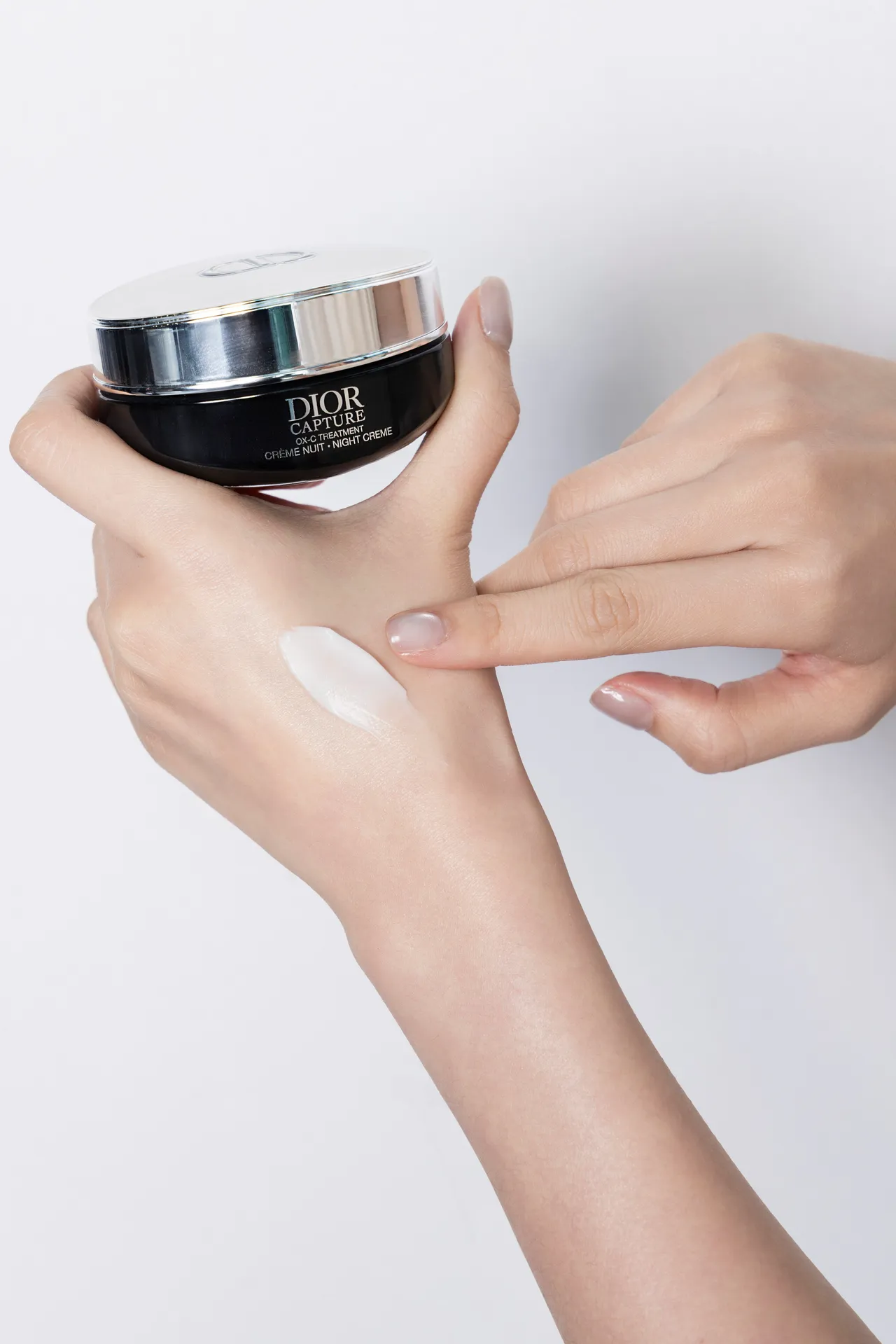 Dior逆时活氧胶原晚霜质地相当特别，有著润而不腻的触感。品牌提供