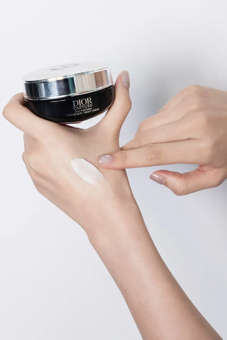 Dior逆時活氧膠原晚霜質地相當特別，有著潤而不膩的觸感。品牌提供