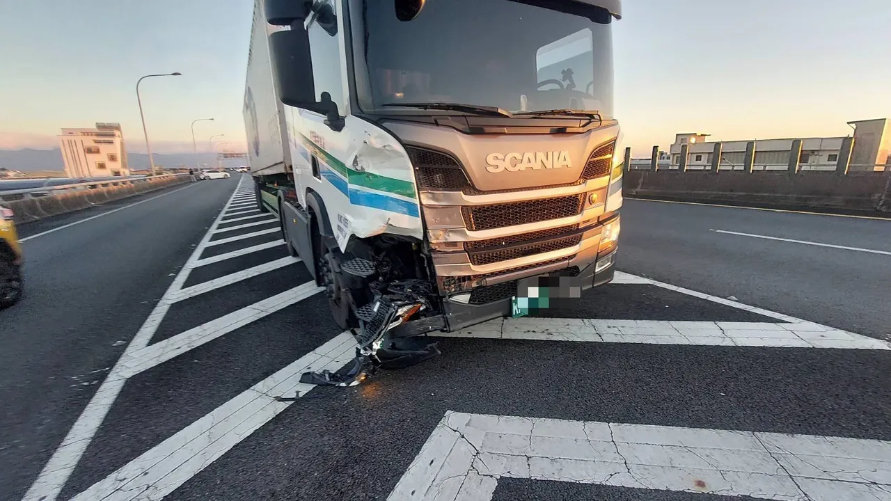 大货车反应不及撞上前方的白色轿车。翻摄照片