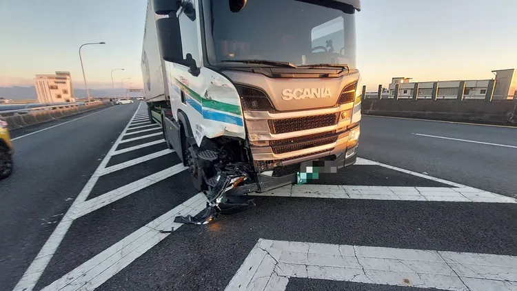 大貨車反應不及撞上前方的白色轎車。翻攝照片