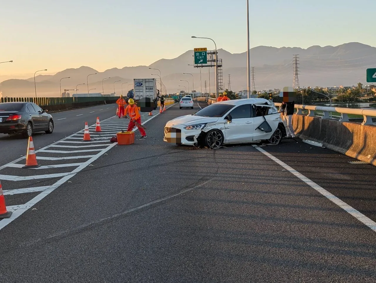 蔡男车辆遭大货车追撞，导致车尾出现严重损毁。