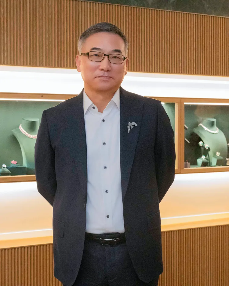 豆葉珠寶創辦人暨設計師陳正勳（Chen）是陳奕的親舅舅。品牌提供