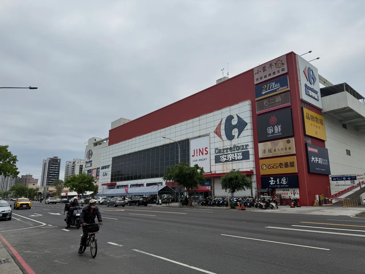 楠梓高雄大學生活圈消費以家樂福量販店為軸心，區段已有許多連鎖店家進駐。葉家銘攝