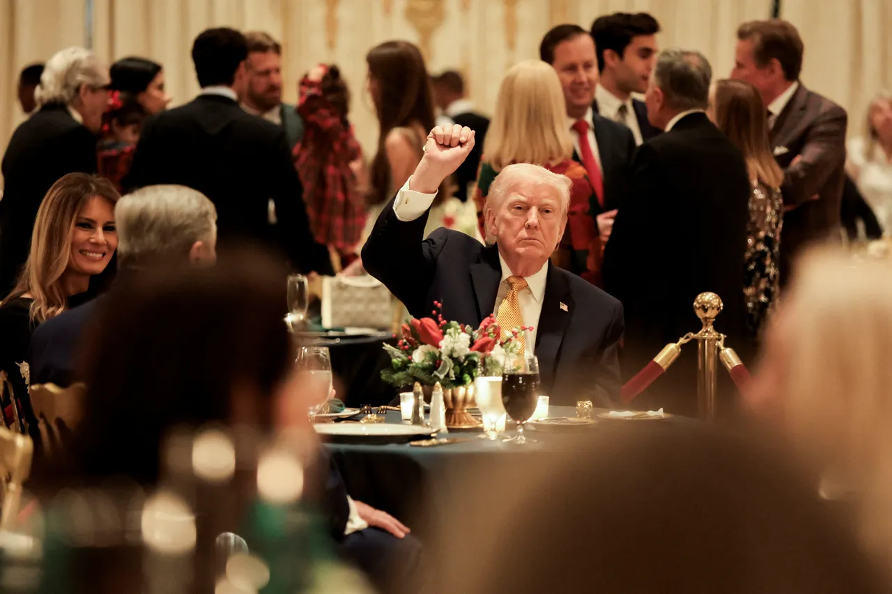 川普在海湖庄园内享用圣诞大餐。路透