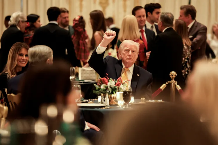 川普在海湖莊園內享用聖誕大餐。路透