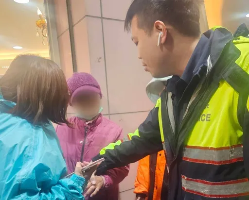 8旬妇迷途回不了家！　八德暖警紧急协寻平安送回家