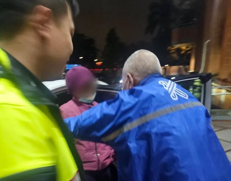 老婦平安歸來，家人衝上前擁抱。八德警分局提供