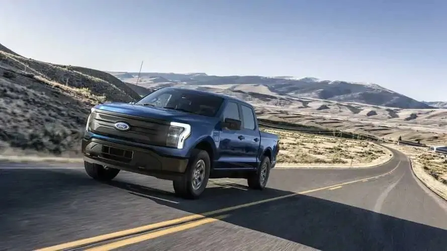 Ford表示搭载增程式系统的F-150 Lightning能在保持纯电驱动特性、瞬间扭力输出的优点下，同时拥有更长的跨区域行程能力与牵引表现。原厂照片