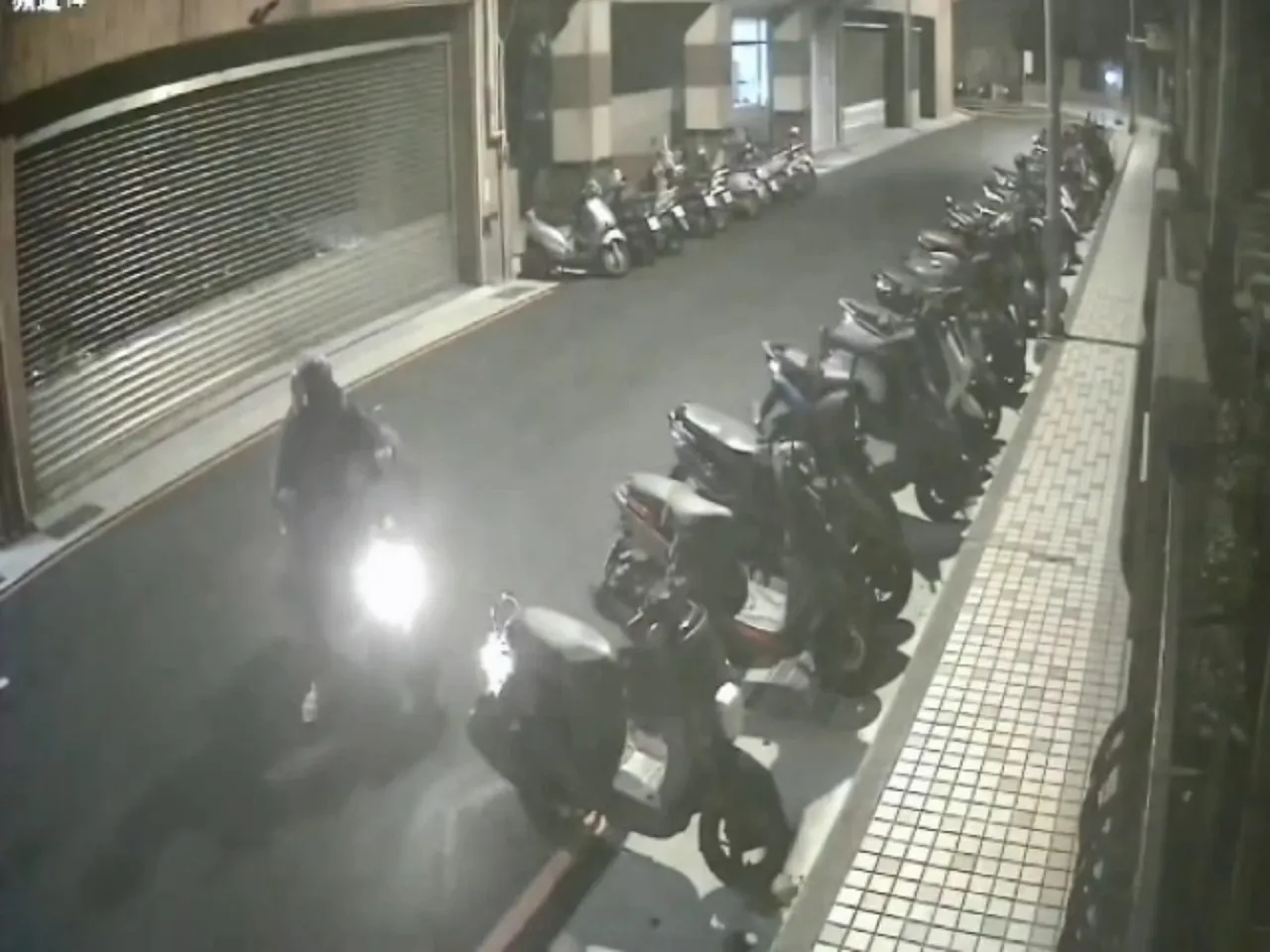 詹男窃车。翻摄画面