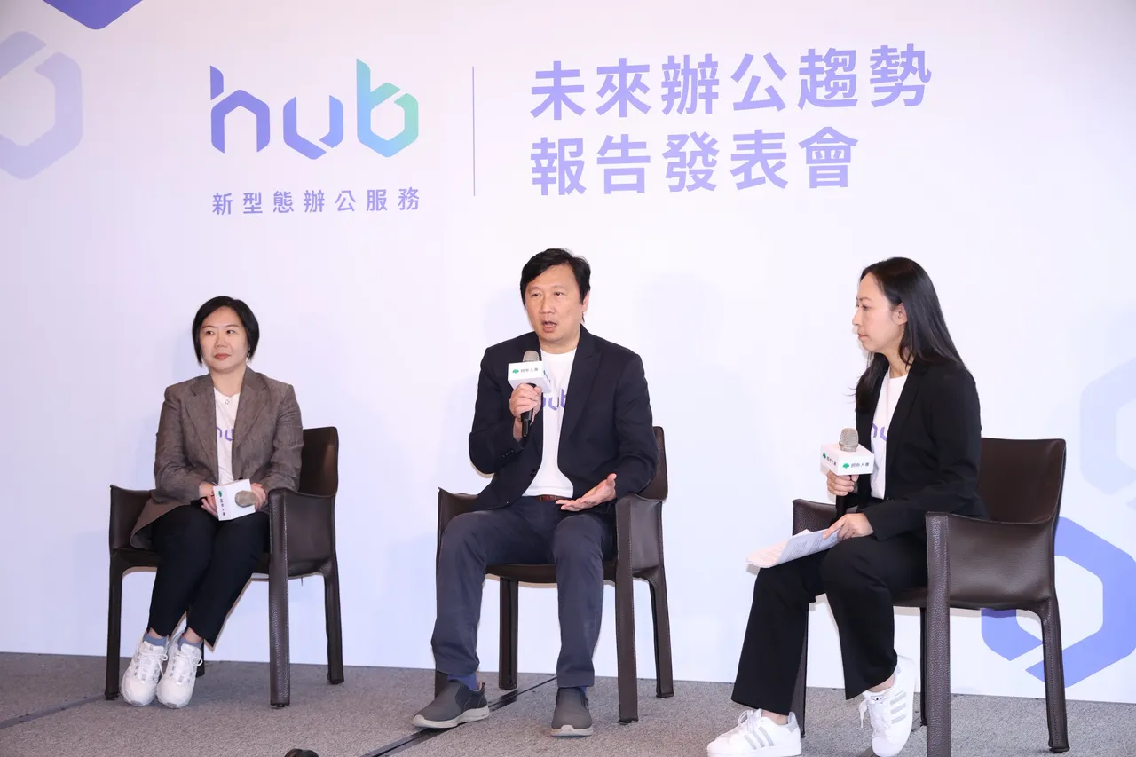 国泰人寿今举办「hub未来办公趋势报告发表会」，由国泰人寿副总经理郭文铠(中)、国泰人寿副总经理林佳颖(左)、国泰人寿协理连婉茹(右)，提出「资产转型、智慧驱动、人本共荣」三大策略引领未来商办市场转型 。庄宗达摄