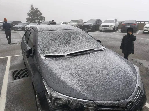 合欢山降冰霰！车辆覆盖薄冰　追雪族越冻越热血
