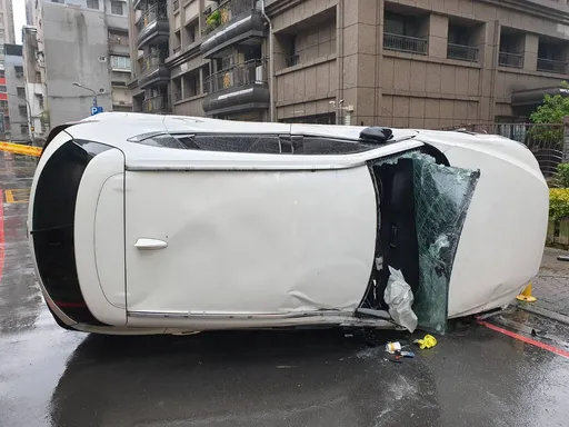 内湖男酒驾「撞柱」小客车翻覆！现场惨状曝光