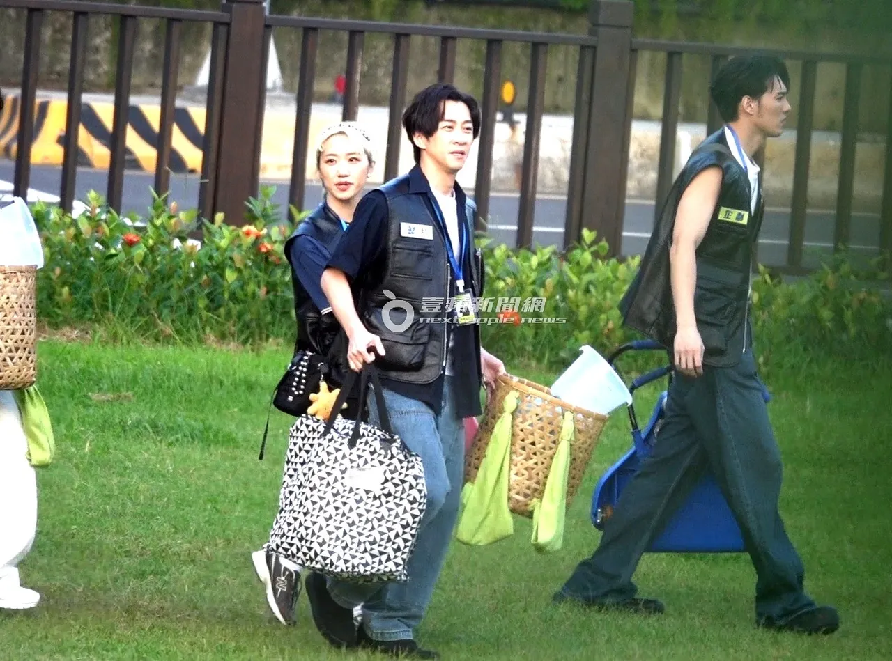 伟晋（右起）、陈汉典、Lulu到大湖公园录节目，帮忙拿道具移动。特勤中心摄