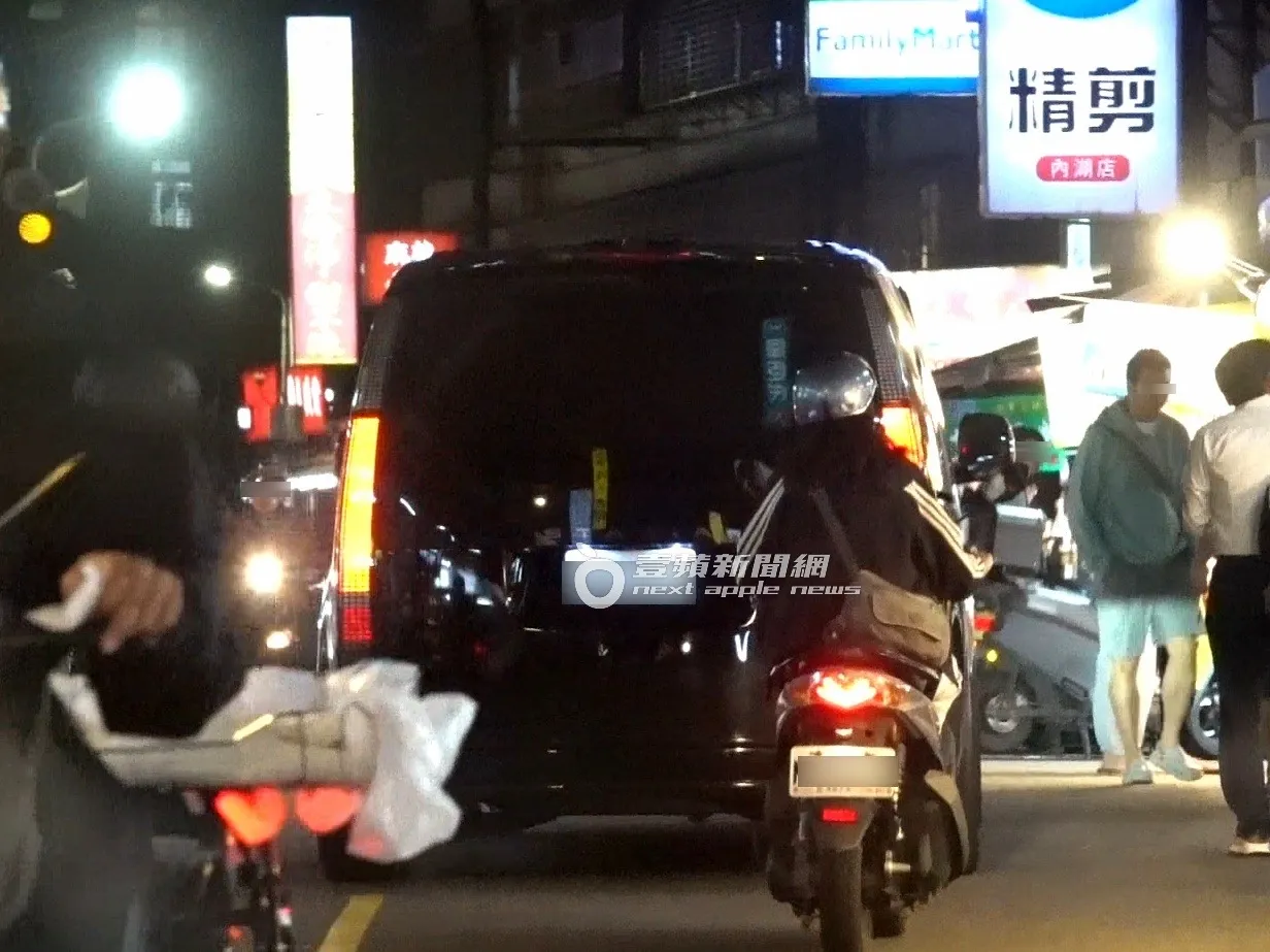 保母车开到内湖737巷美食街觅食。特勤中心摄