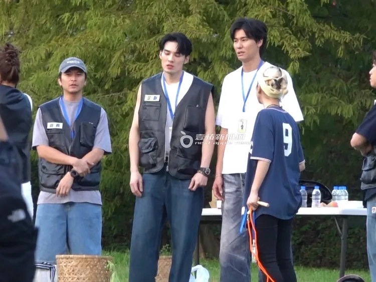 楊銘威（左起）、偉晉及風田一行人仔細聽遊戲規則。特勤中心攝